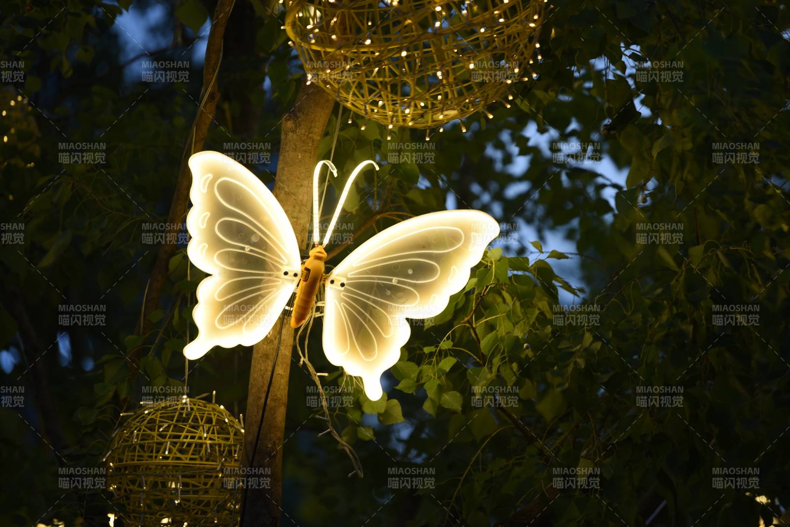 发光蝴蝶艺术装置图片