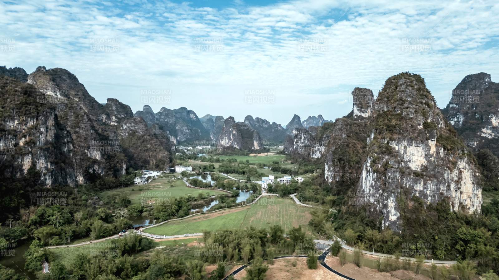 广西崇左喀斯特山水画卷图片