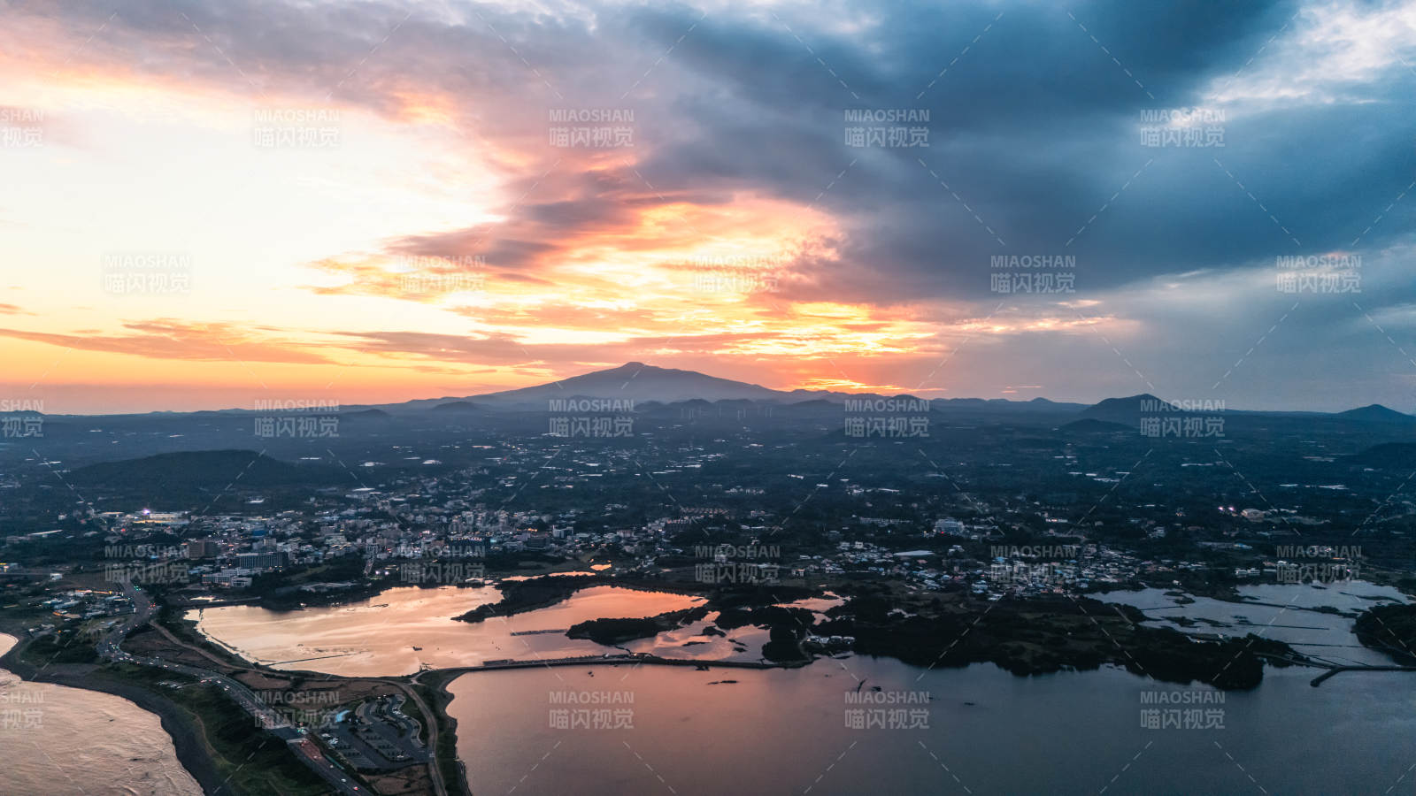 韩国济州岛汉拿山日落晚霞火烧云图片