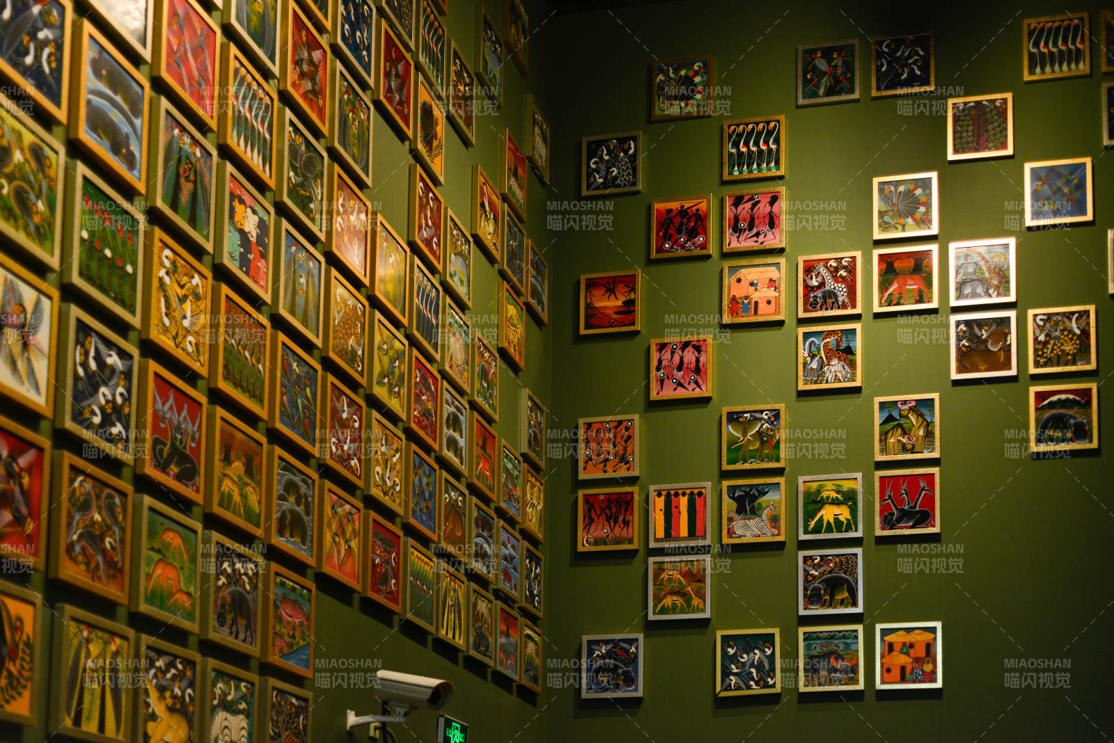 上海自然博物馆画廊墙上的艺术展图片