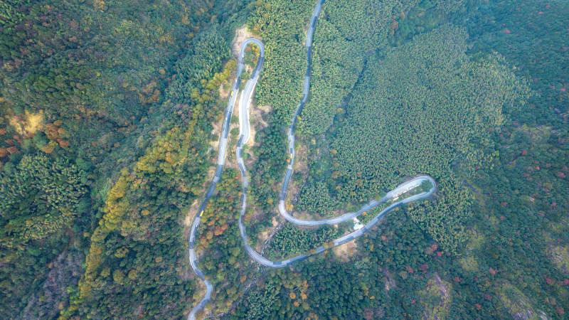 山间蜿蜒公路图片