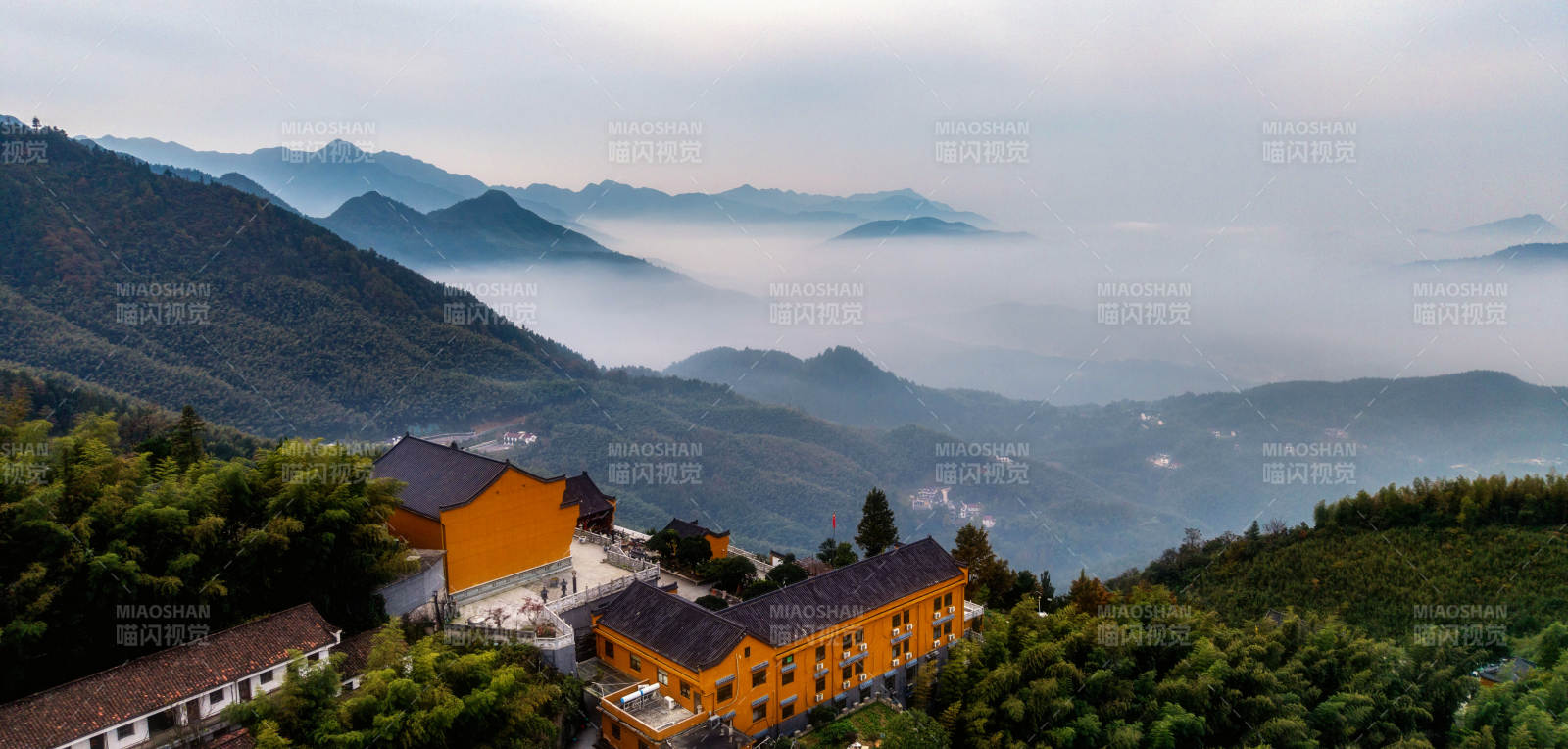 山间云雾缭绕的村落图片