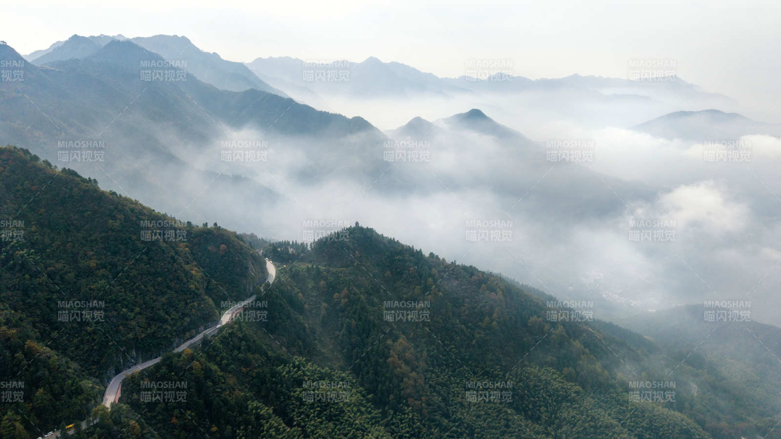 云海山间路图片