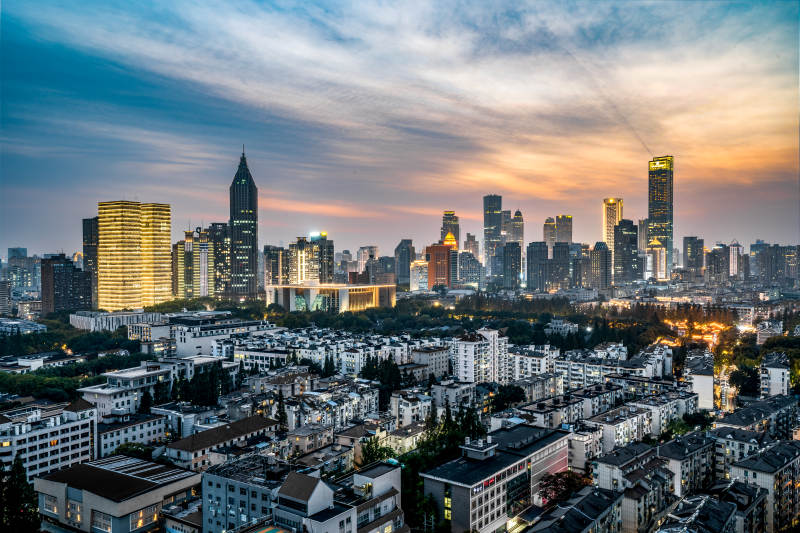 城市黄昏美景天际线图片