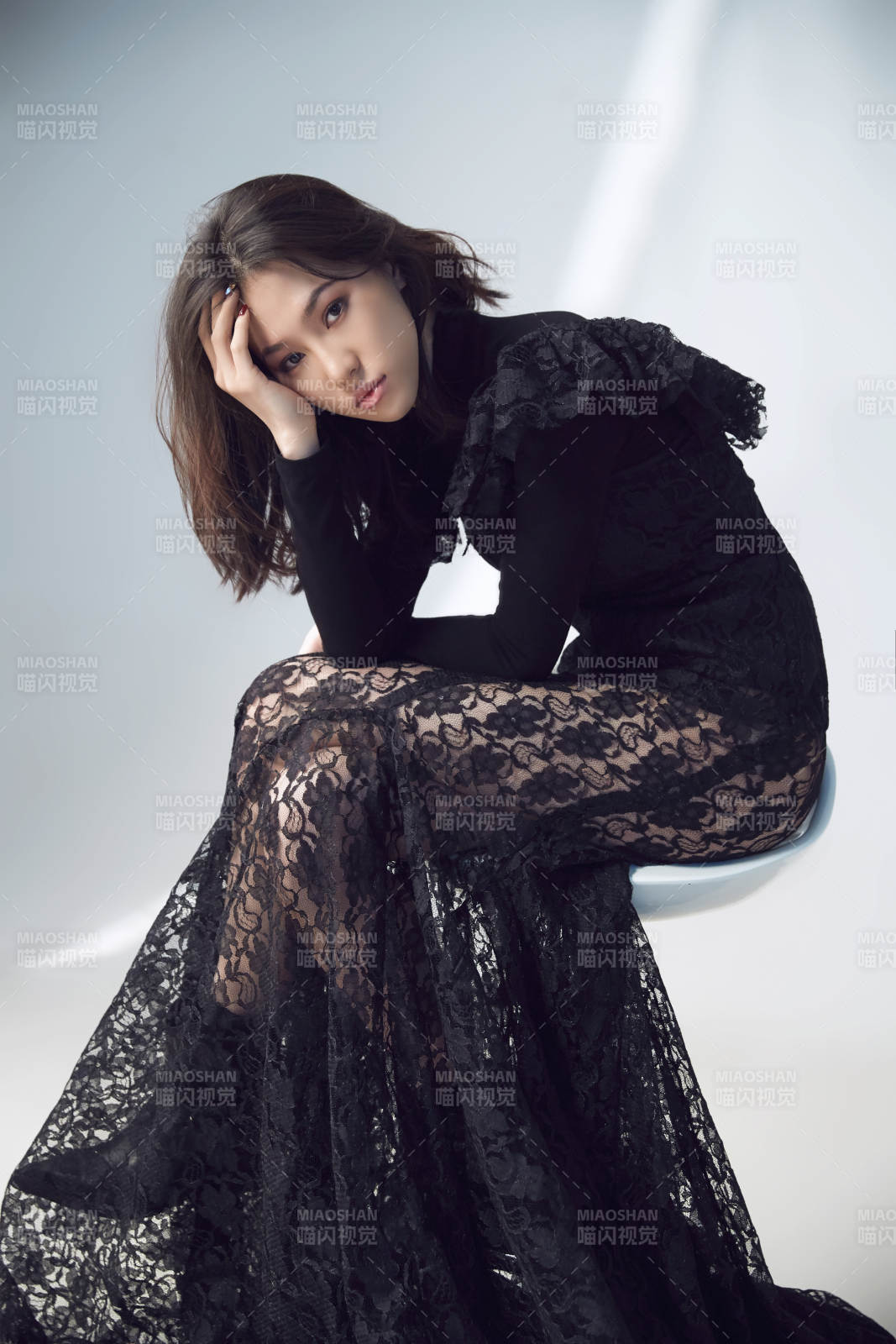 黑纱裙的优雅姿态图片