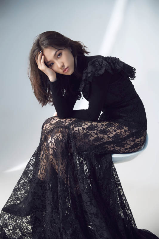 黑纱裙的优雅姿态图片