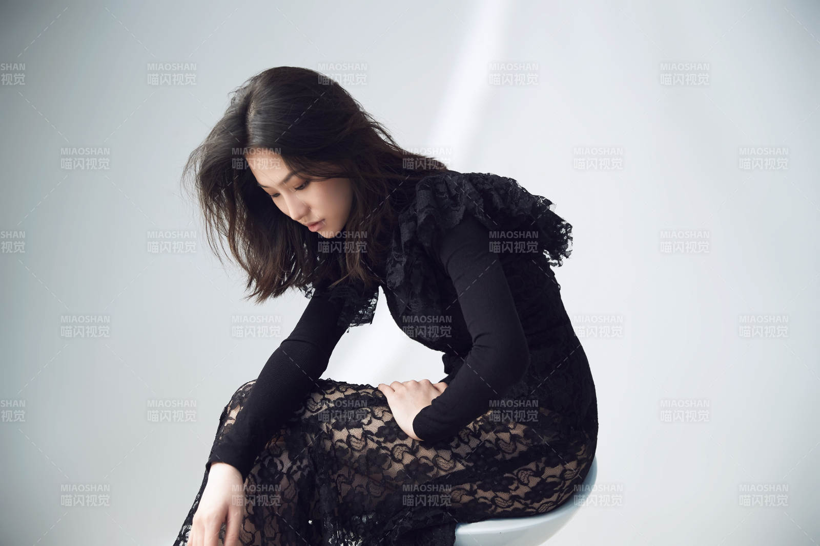 黑裙女子静坐沉思图片