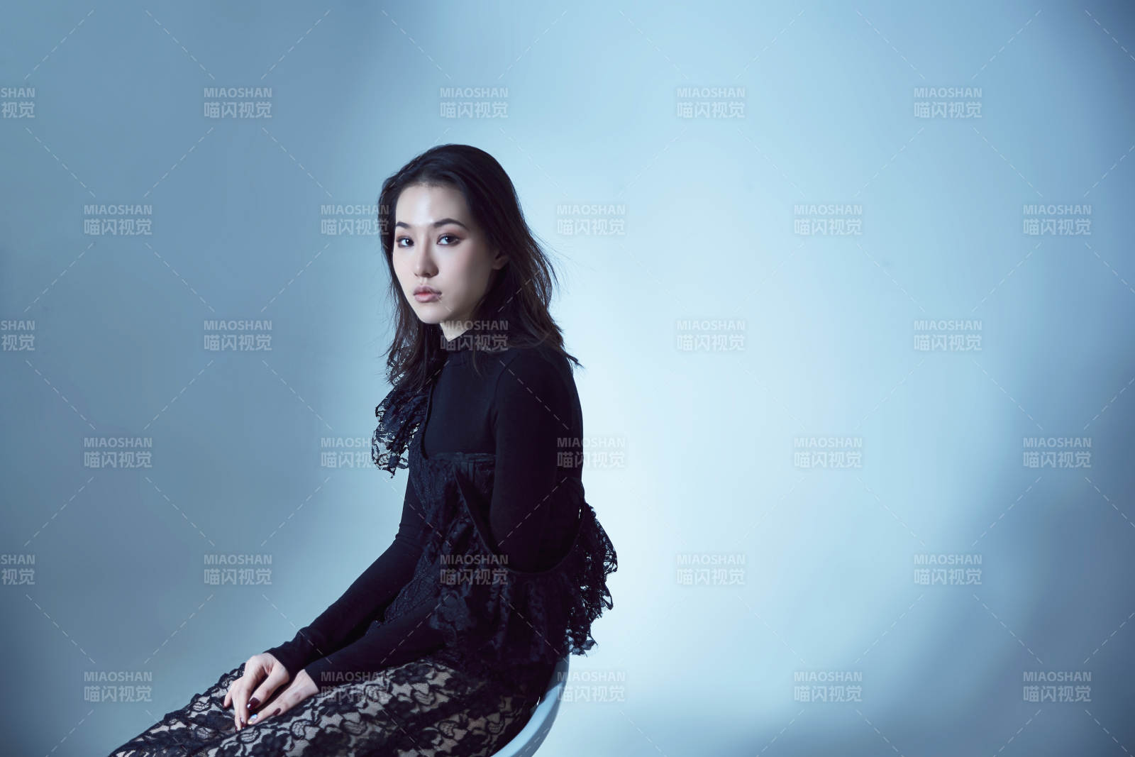 静谧黑裙女子图片