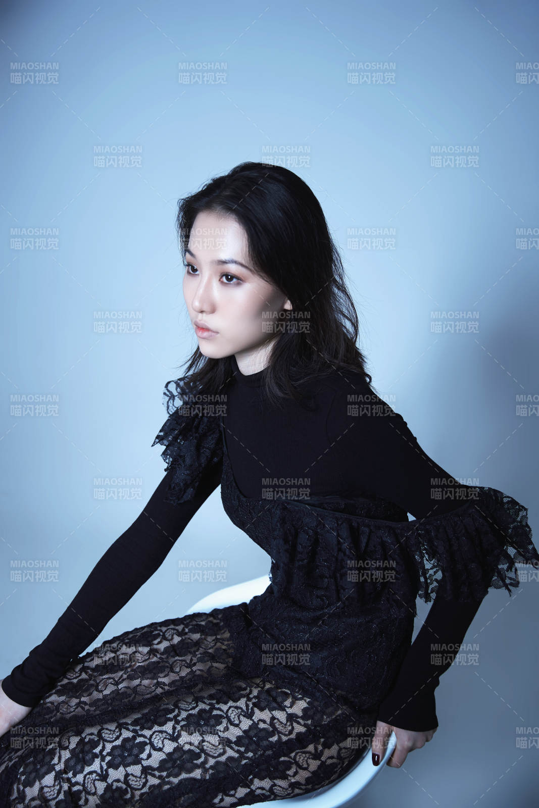 黑裙女子静坐凝视图片