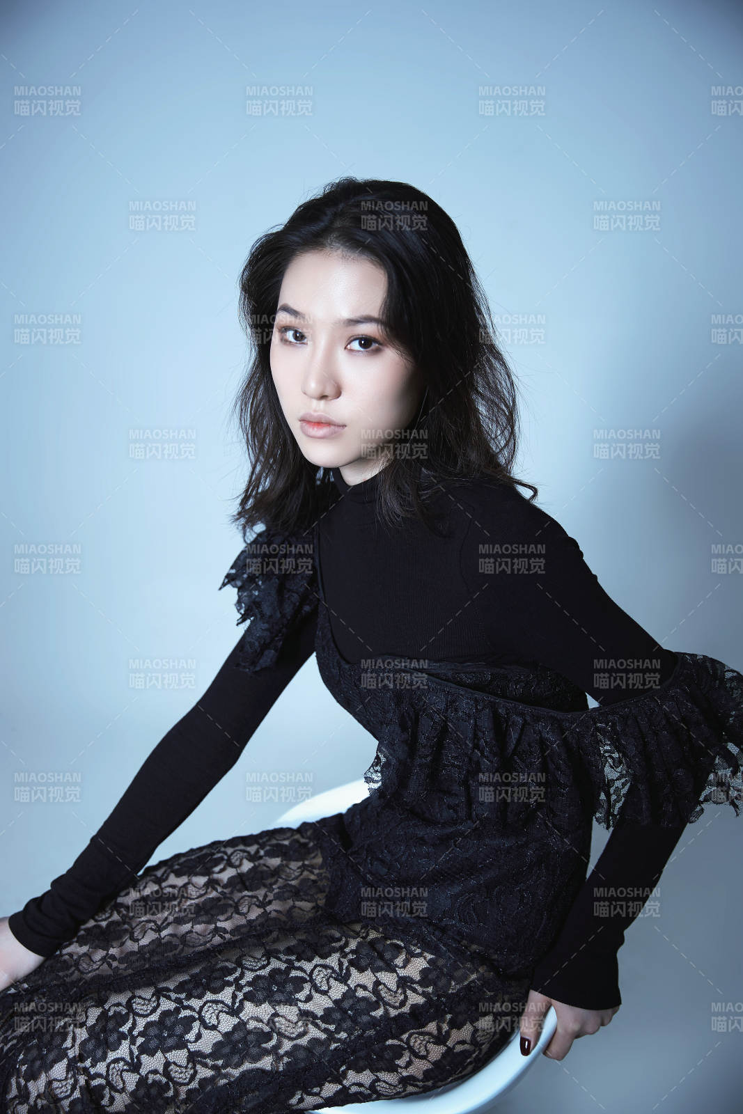 黑裙女子静坐凝视图片