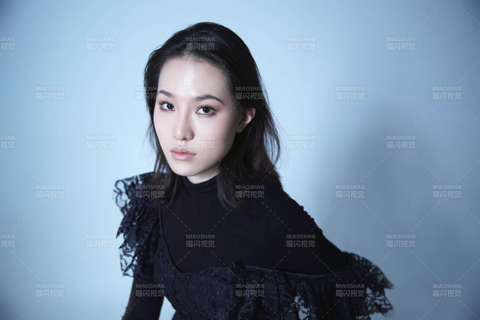 优雅黑裙女子图片