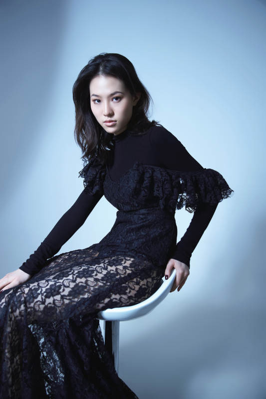 黑裙女子优雅坐姿图片