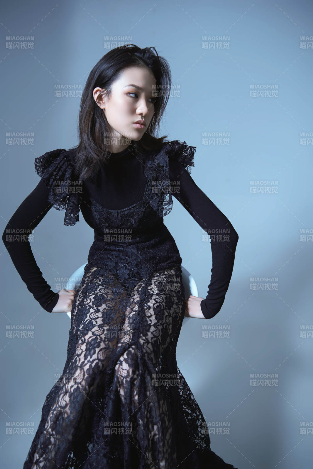 黑纱裙女子写真图片