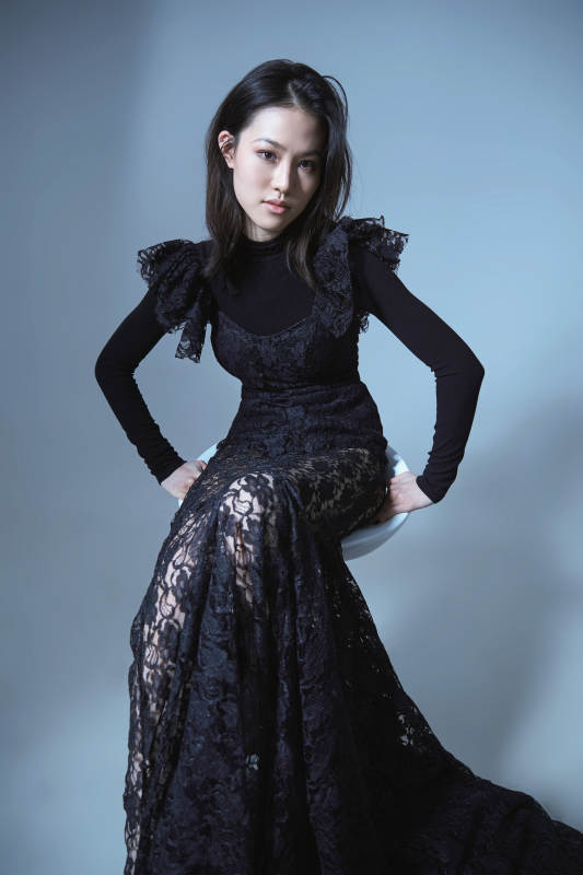 黑裙女子优雅坐姿图片