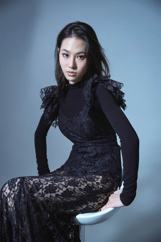 黑纱裙女子静坐图片