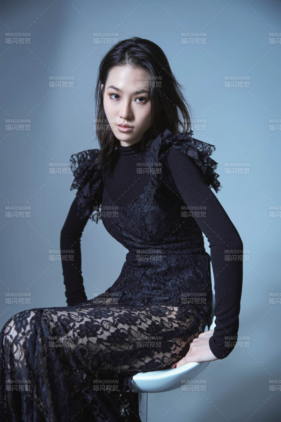 黑纱裙女子静坐图片