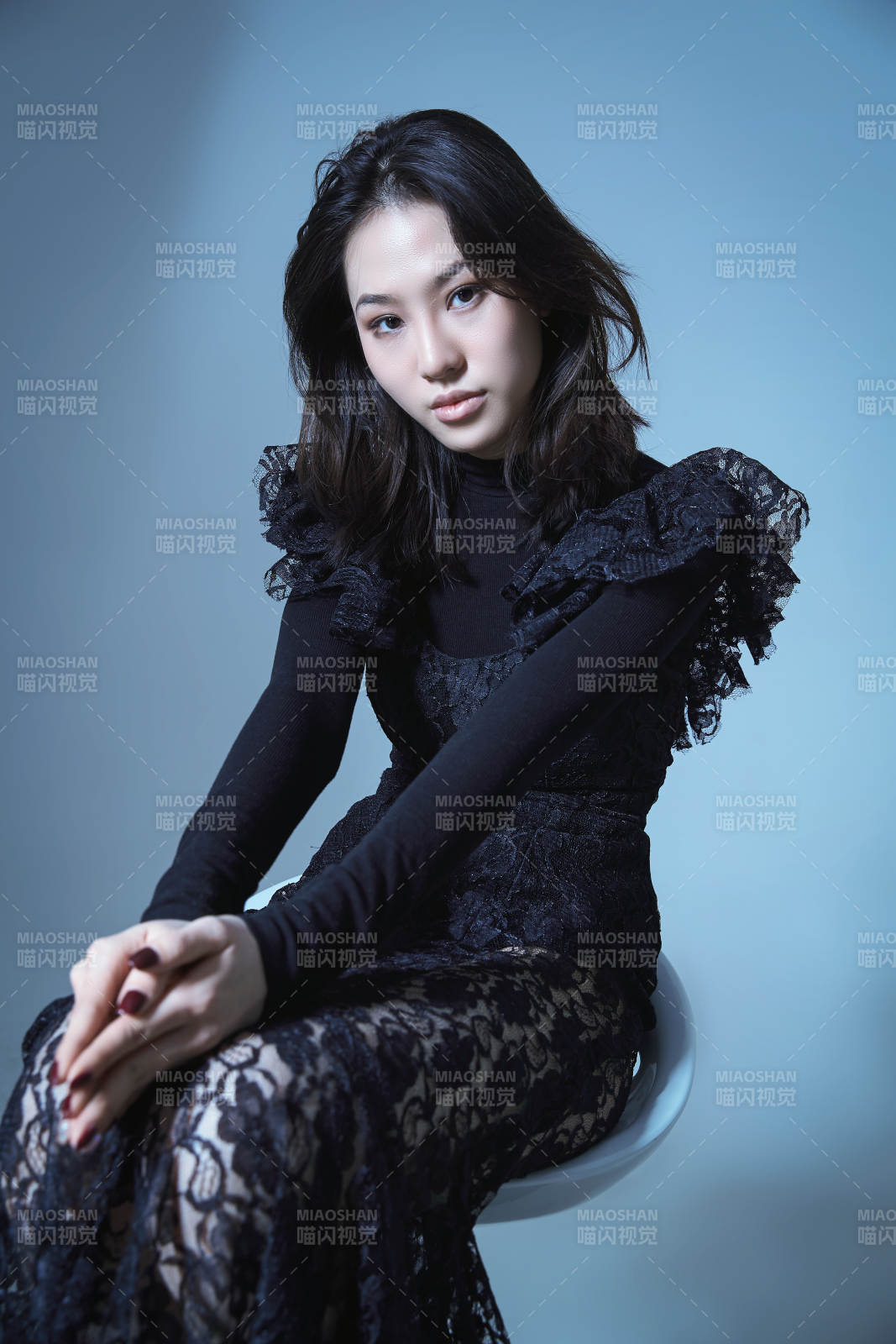 黑裙女子静坐凝视图片