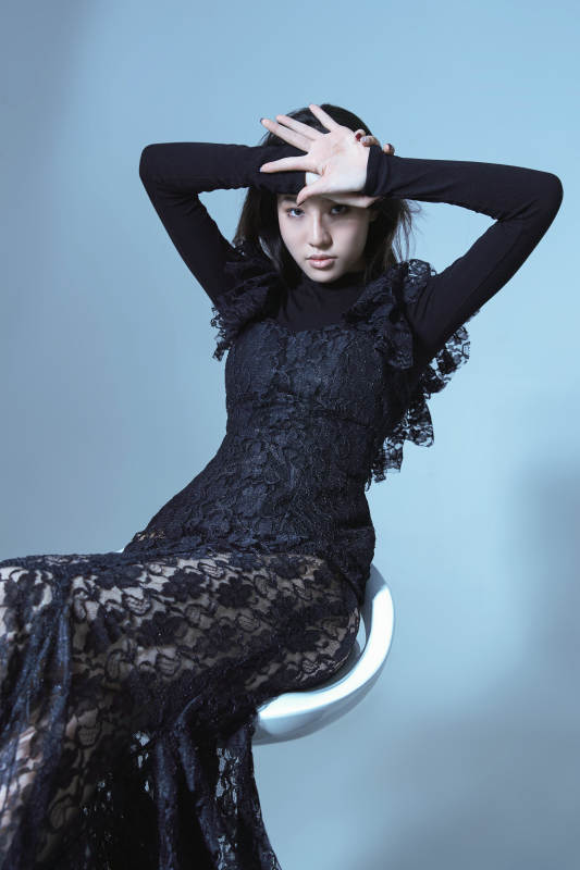 黑纱裙的优雅姿态图片