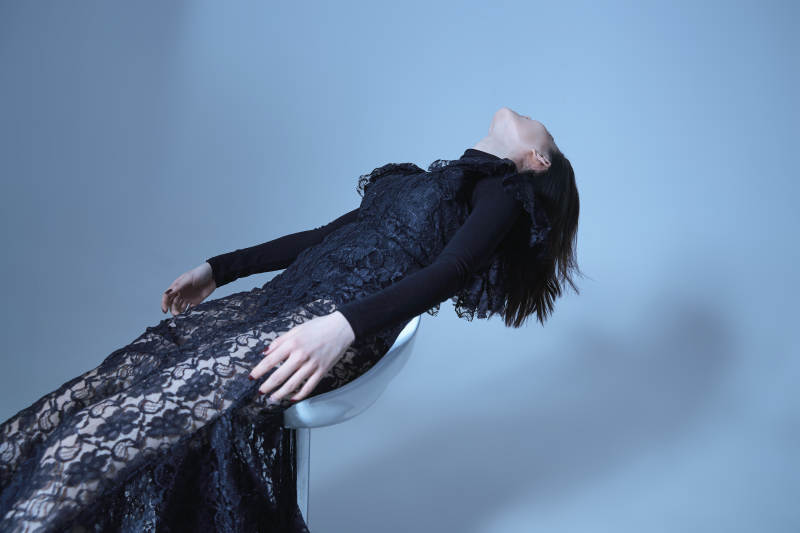 黑裙女子仰卧椅上图片