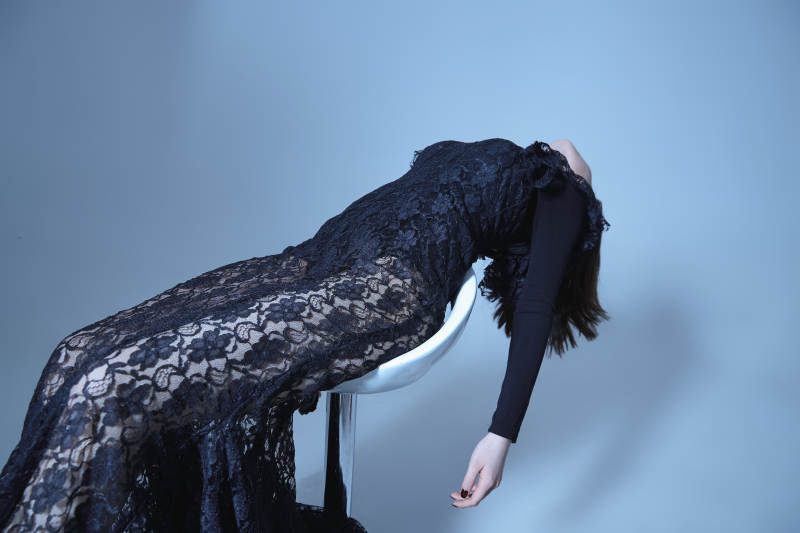 黑纱舞者静谧瞬间图片