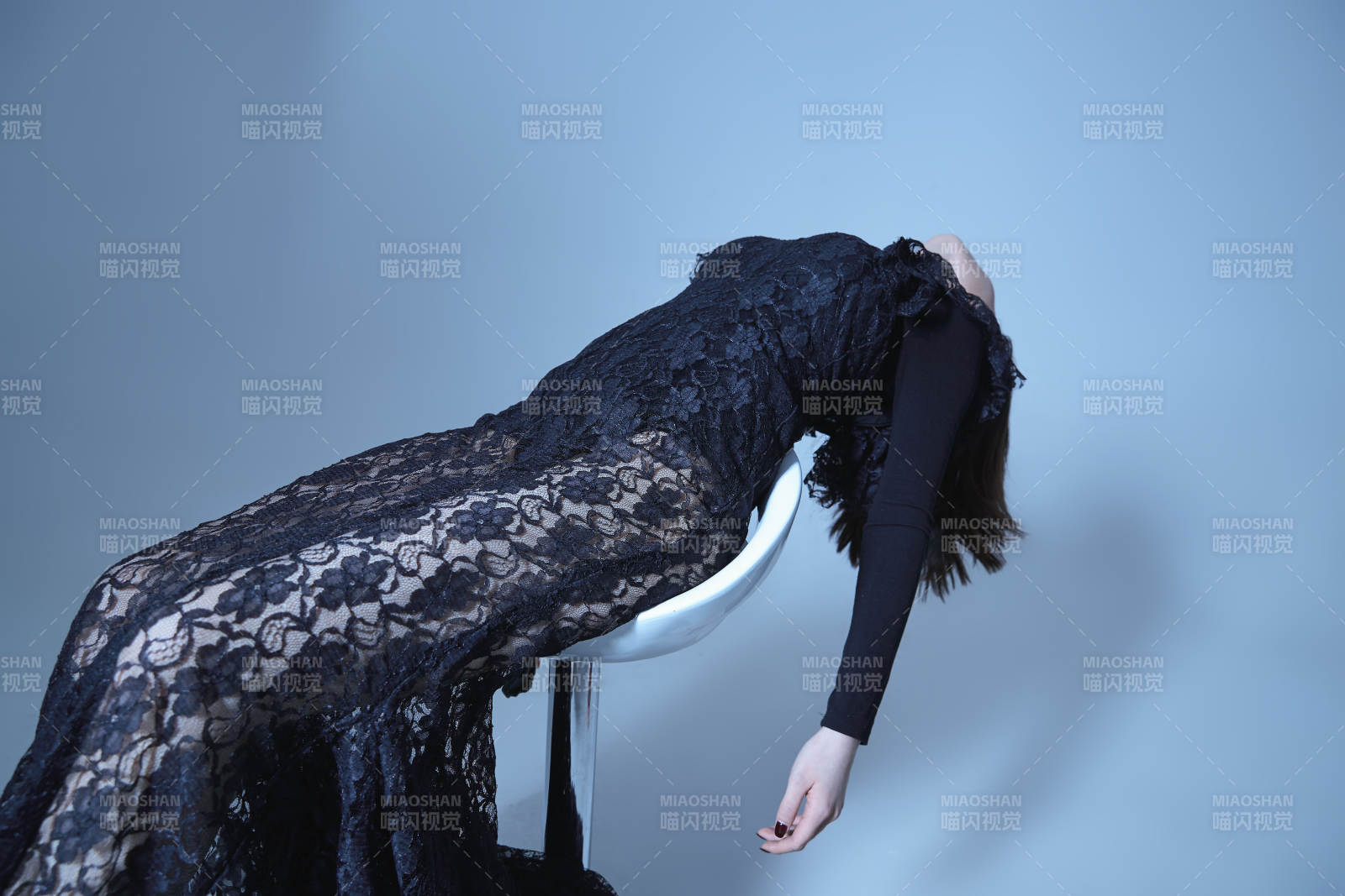 黑纱舞者静谧瞬间图片