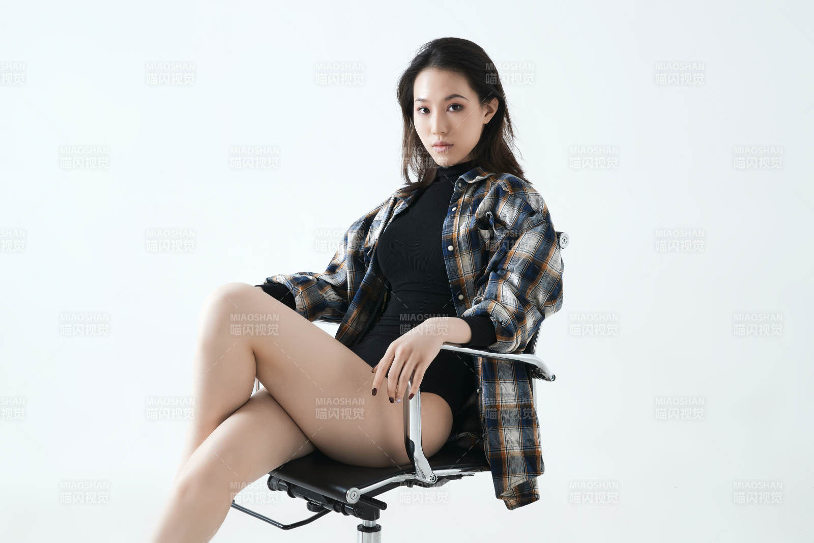 时尚女性坐姿写真图片