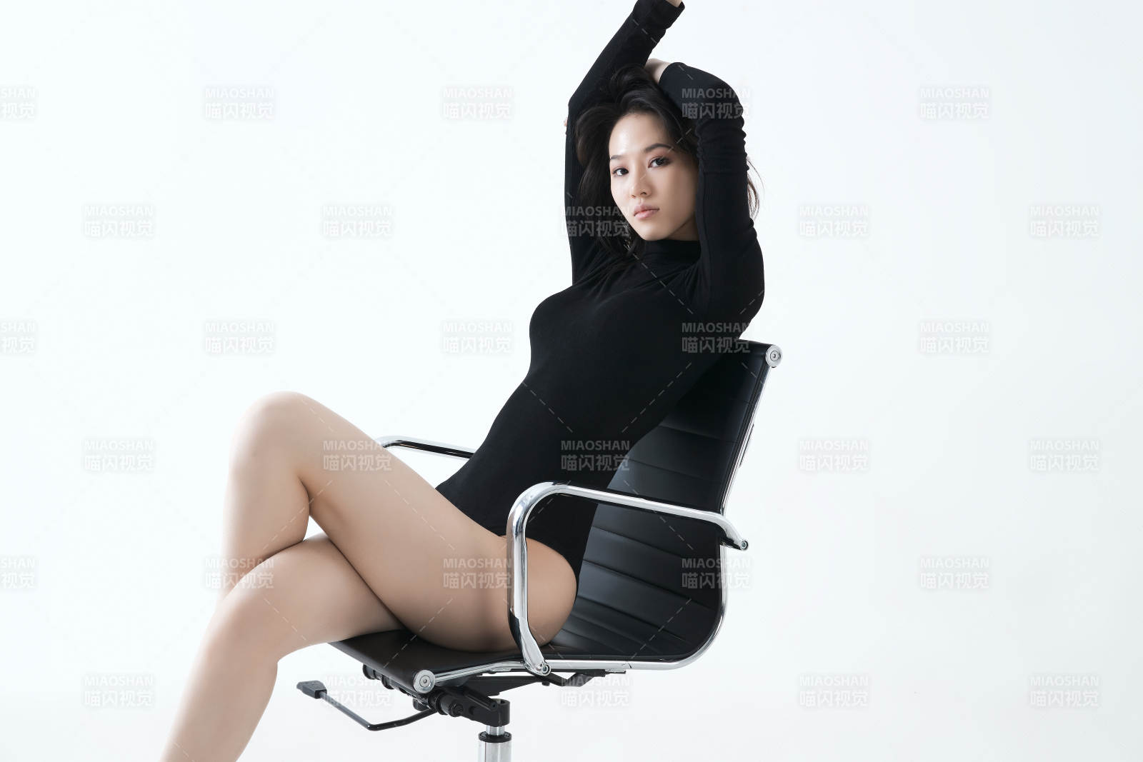 黑衣女子优雅坐姿图片