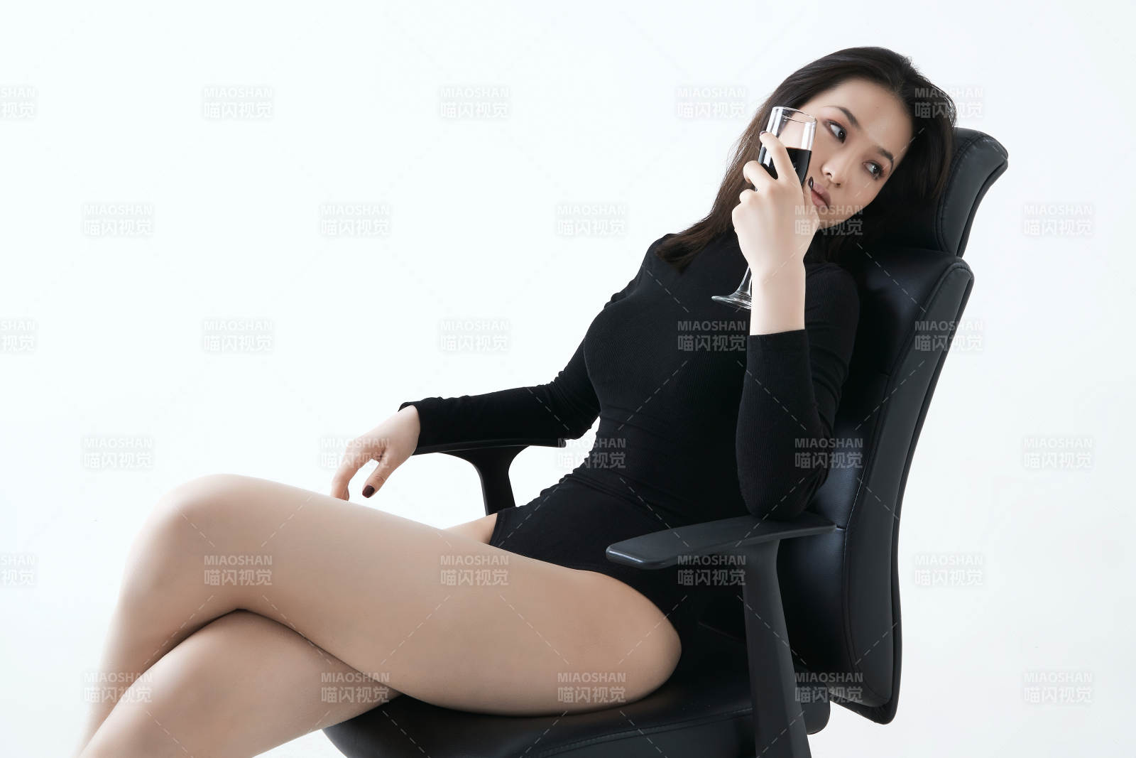 优雅女子品酒瞬间图片