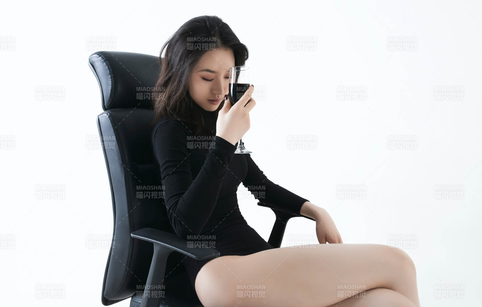 女子坐椅玩手机图片