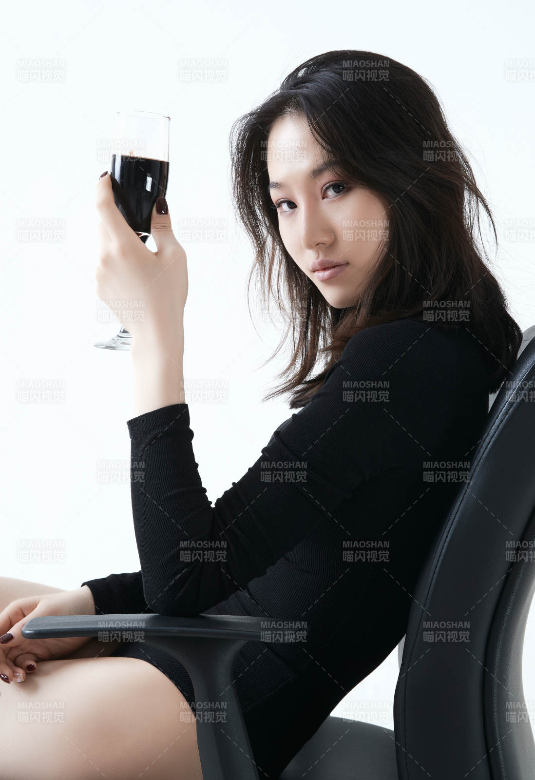 优雅品酒瞬间图片