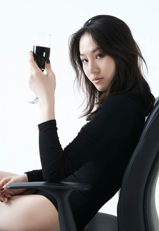 优雅品酒瞬间图片