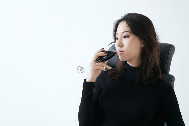 品酒女子静享时光图片