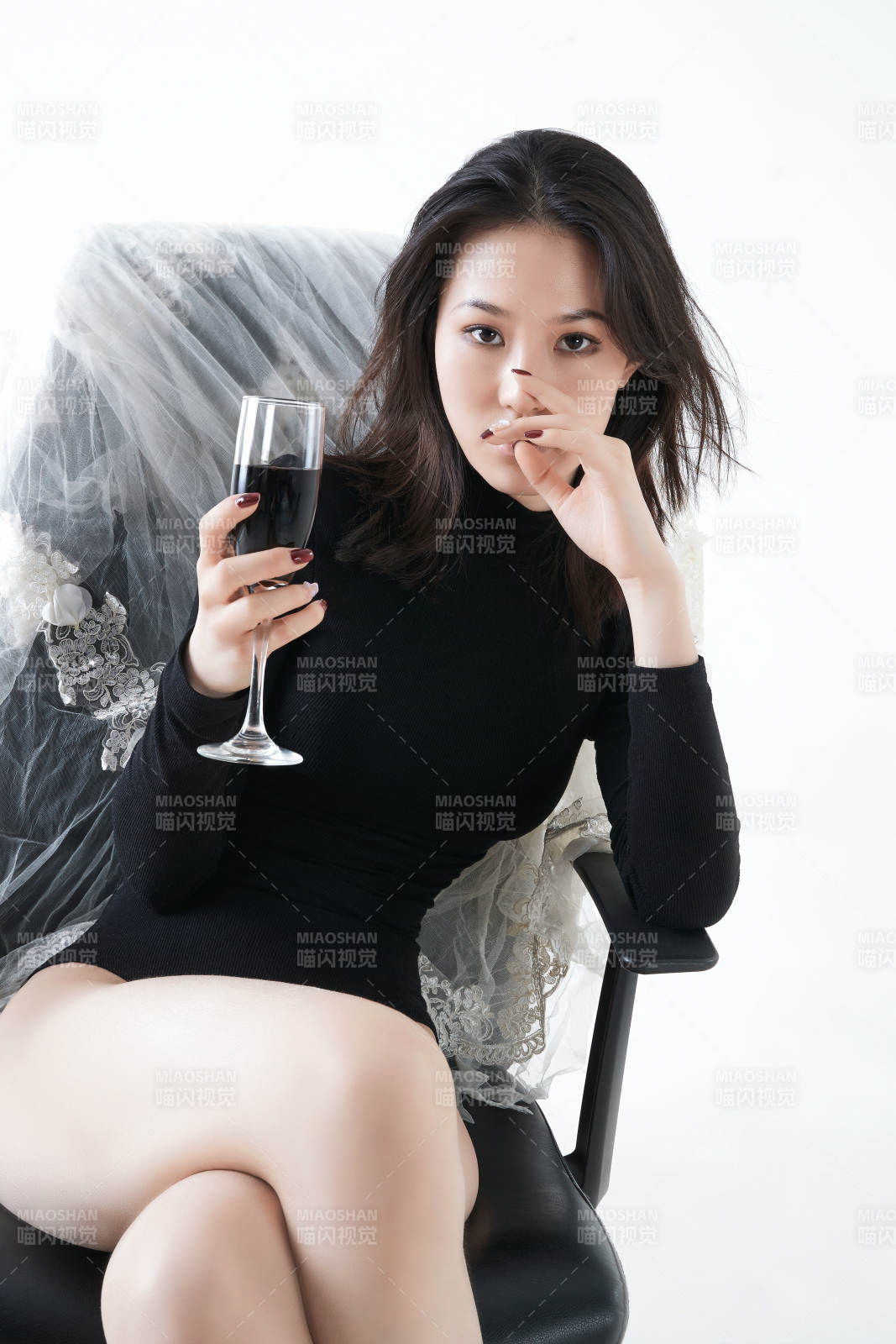 坐在椅子上独自品尝红酒的亚洲女性图片