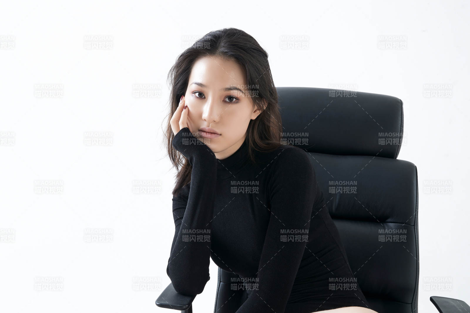 穿着黑色舞蹈服翩翩起舞的亚洲少女图片