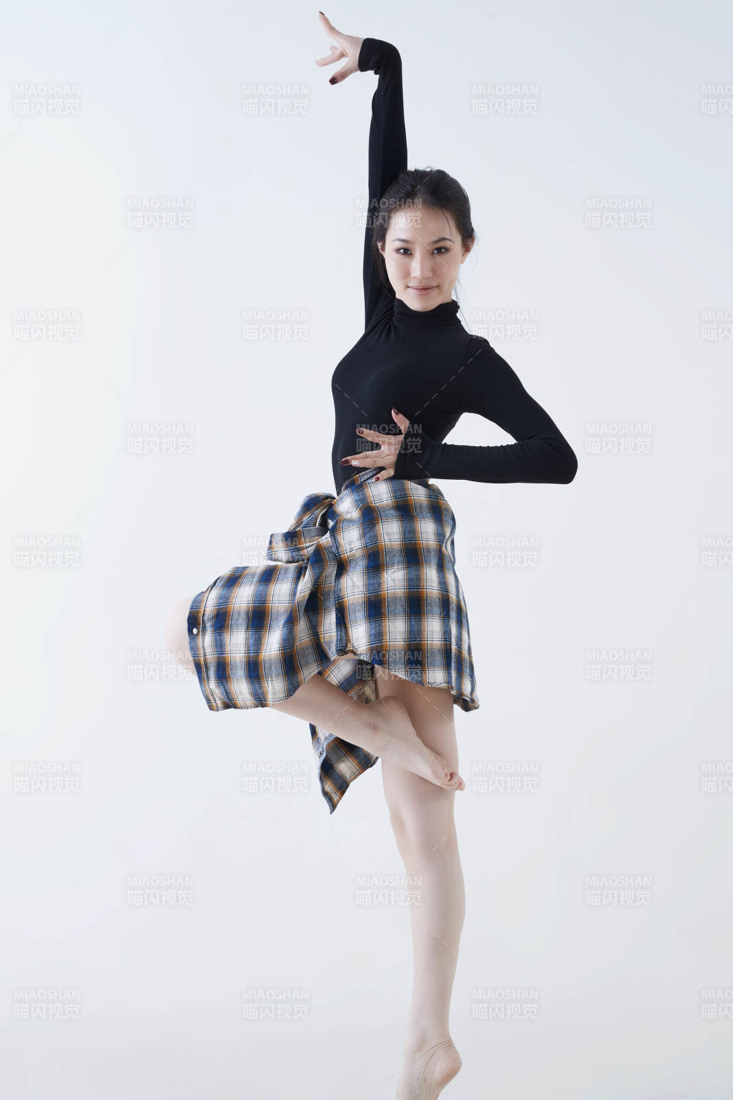 穿着黑色舞蹈服翩翩起舞的亚洲少女图片