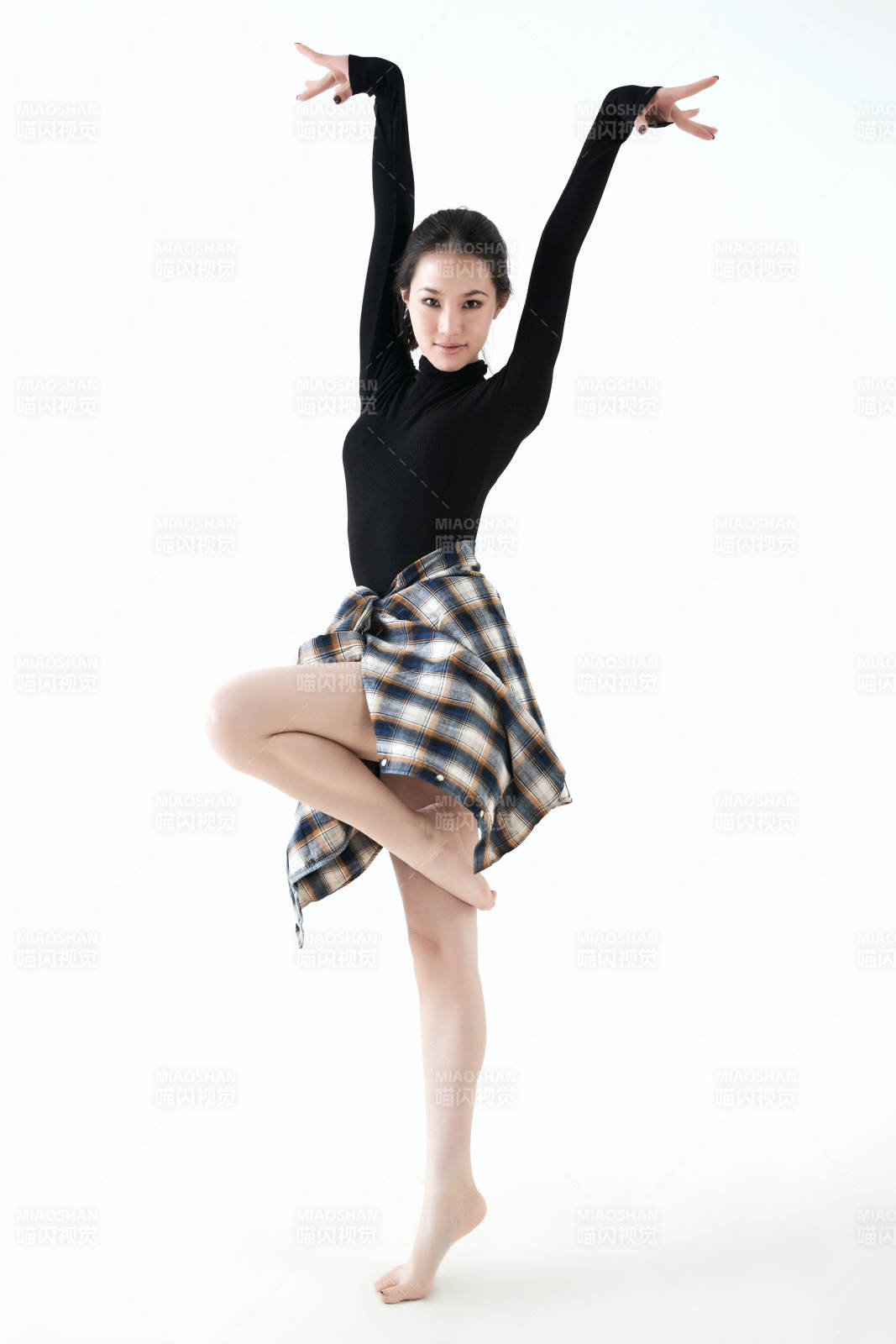 穿着黑色舞蹈服翩翩起舞的亚洲少女图片