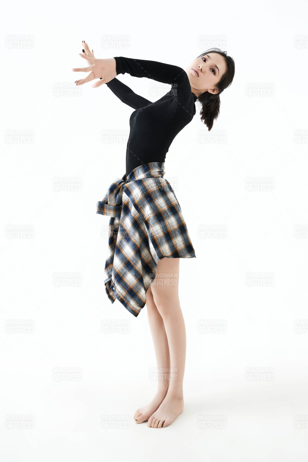 穿着黑色舞蹈服翩翩起舞的亚洲少女图片