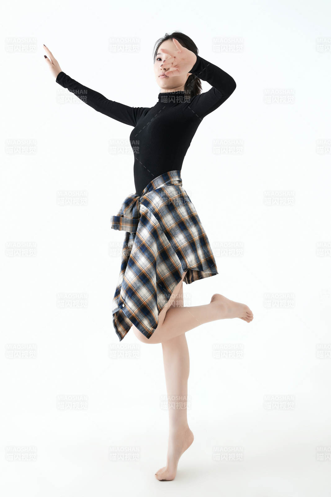 穿着黑色舞蹈服翩翩起舞的亚洲少女图片