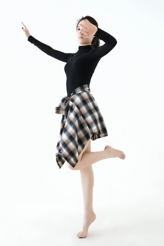 穿着黑色舞蹈服翩翩起舞的亚洲少女图片