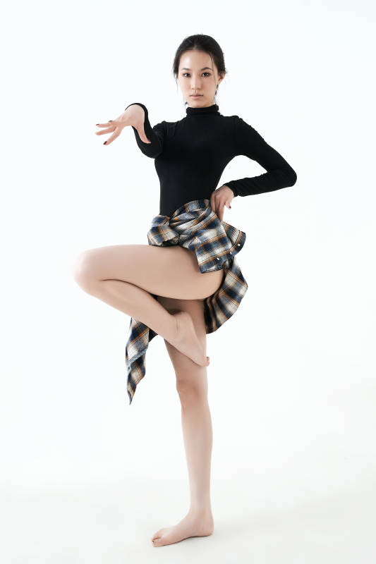 穿着黑色舞蹈服翩翩起舞的亚洲少女图片