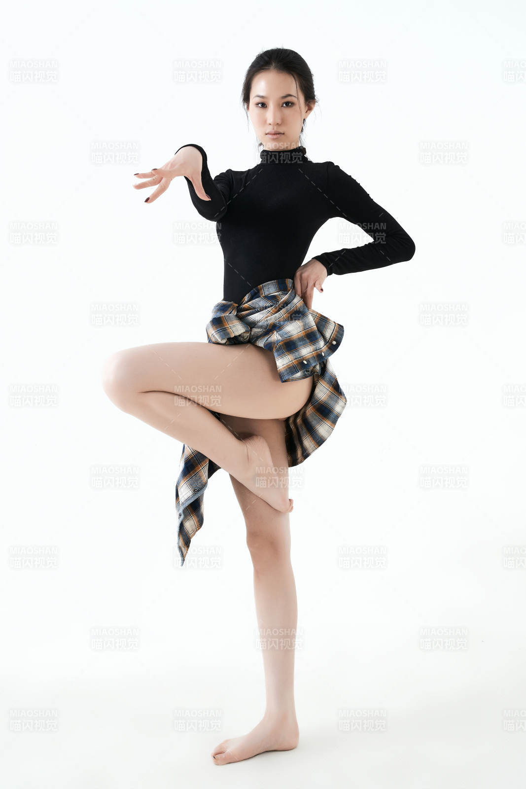 穿着黑色舞蹈服翩翩起舞的亚洲少女图片