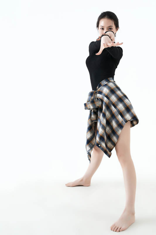 穿着黑色舞蹈服翩翩起舞的亚洲少女图片