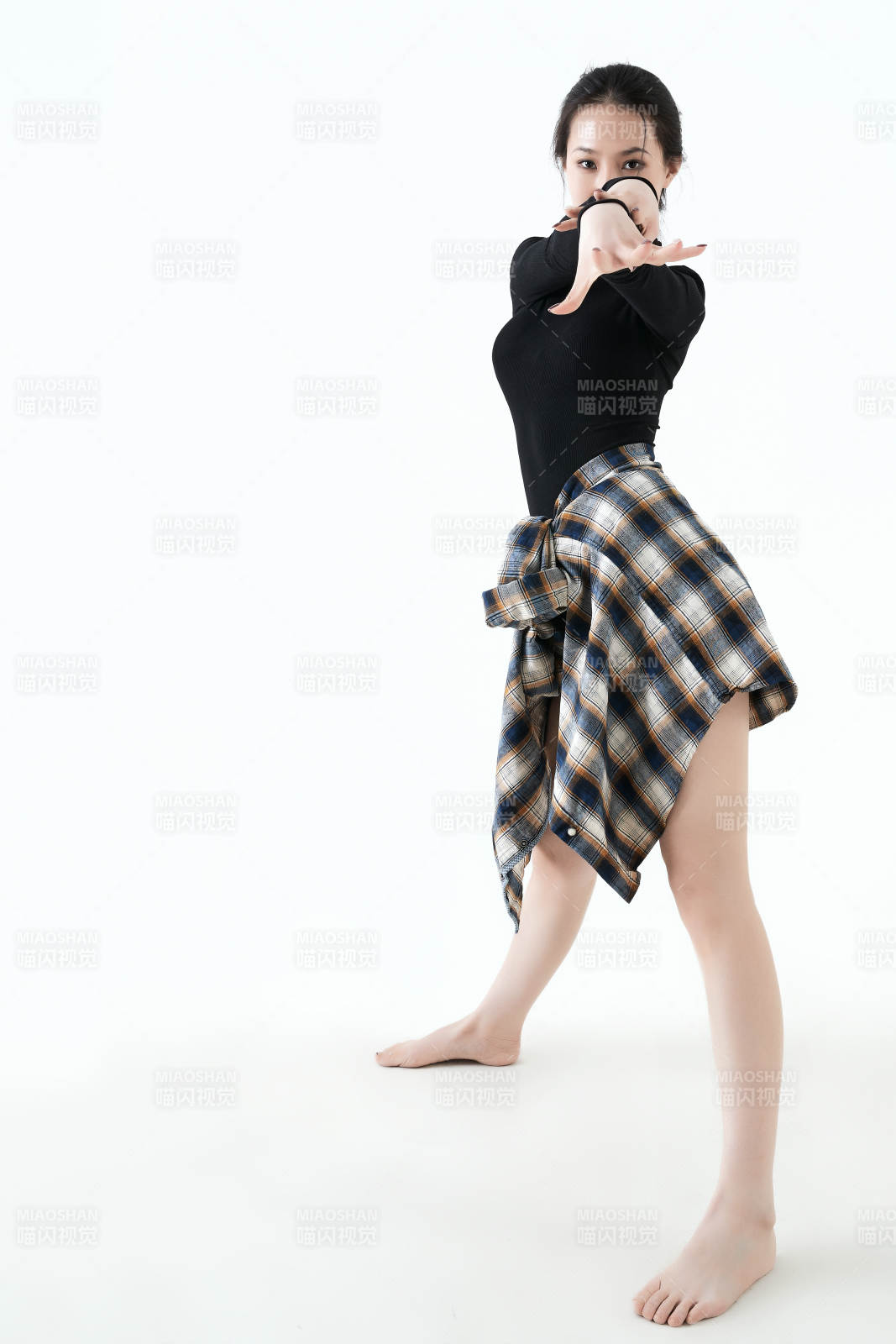 穿着黑色舞蹈服翩翩起舞的亚洲少女图片