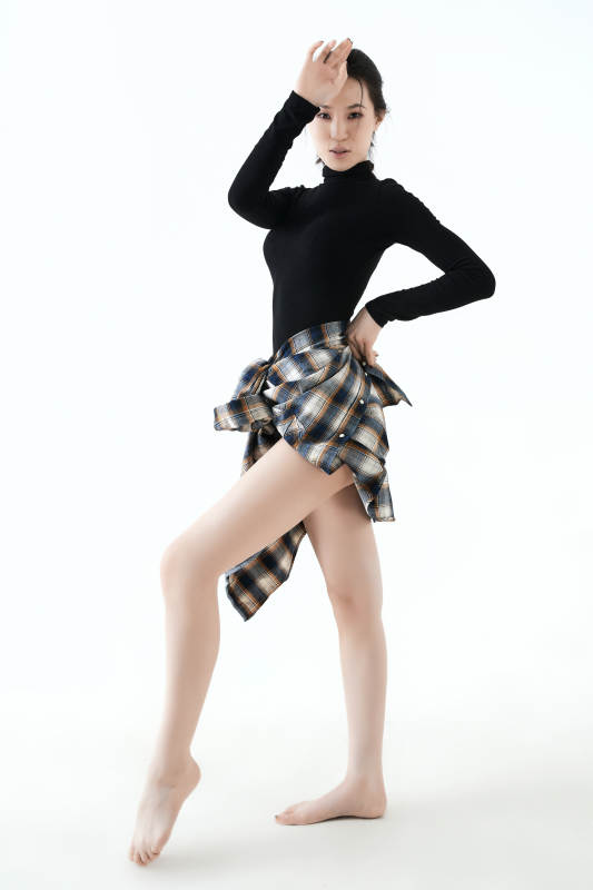 穿着黑色舞蹈服翩翩起舞的亚洲少女图片