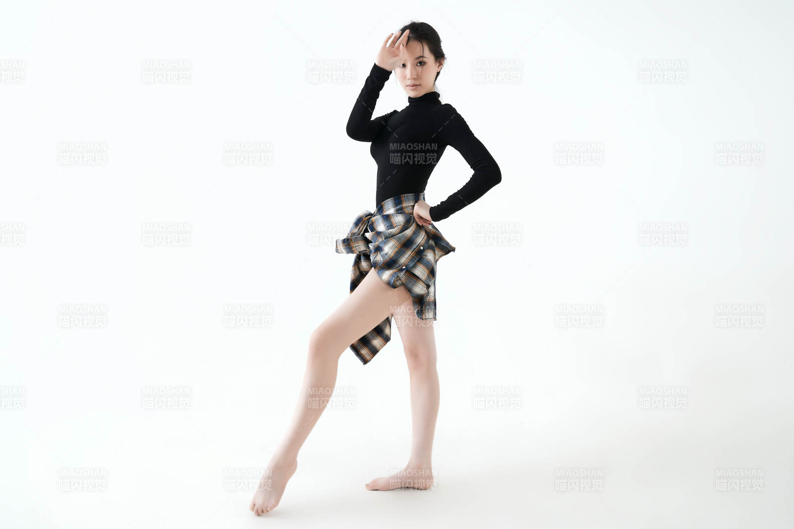 穿着黑色舞蹈服翩翩起舞的亚洲少女图片