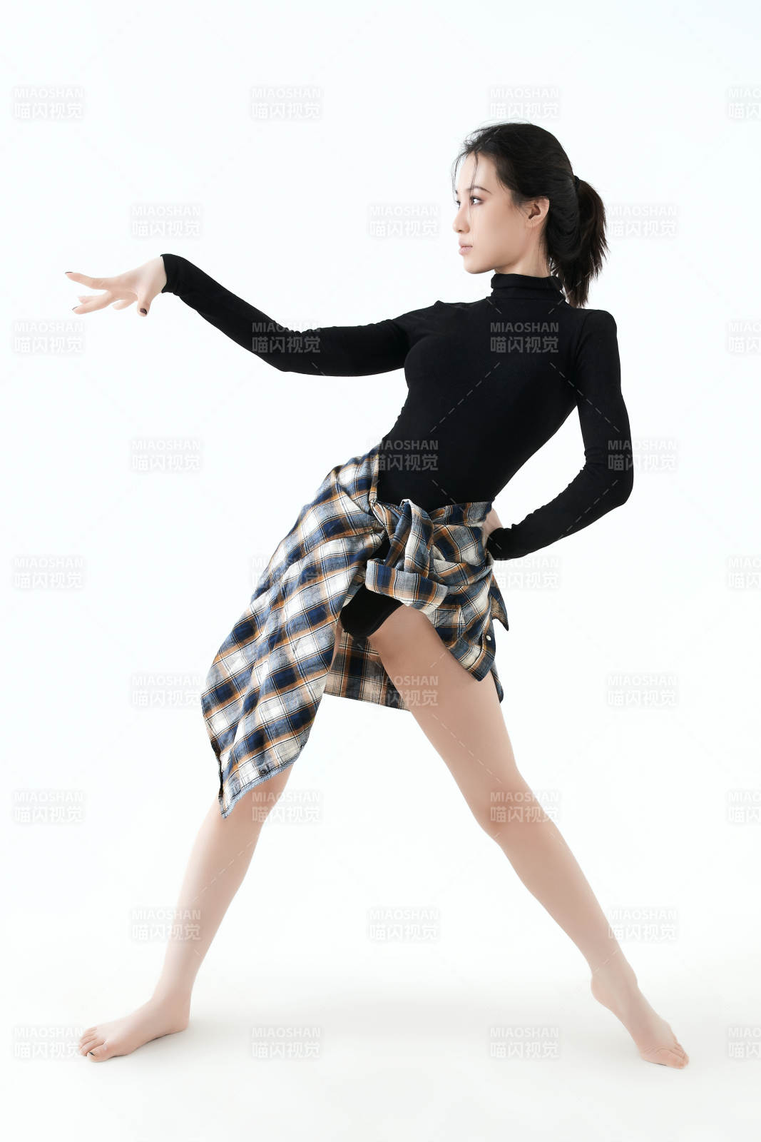 穿着黑色舞蹈服翩翩起舞的亚洲少女图片