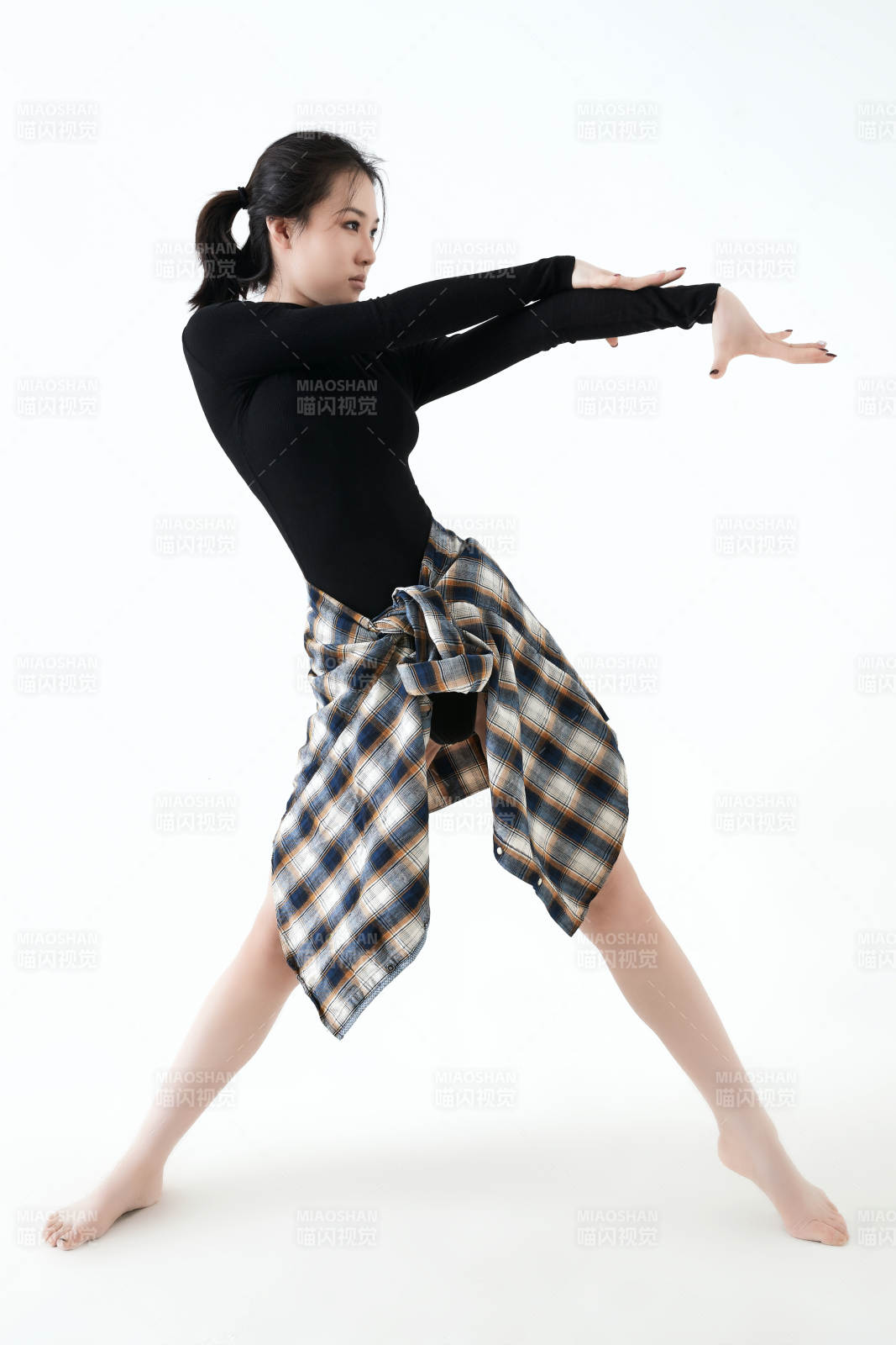 穿着黑色舞蹈服翩翩起舞的亚洲少女图片