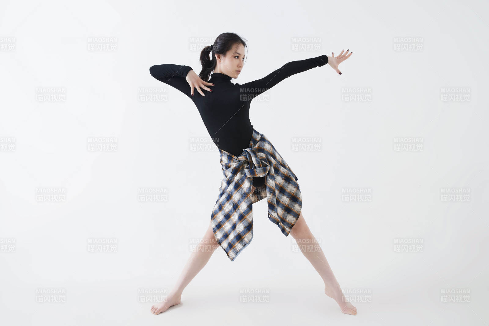 穿着黑色舞蹈服翩翩起舞的亚洲少女图片