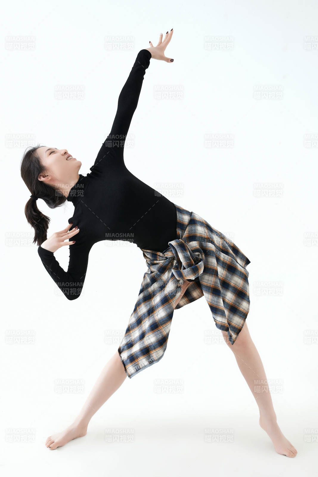 穿着黑色舞蹈服翩翩起舞的亚洲少女图片