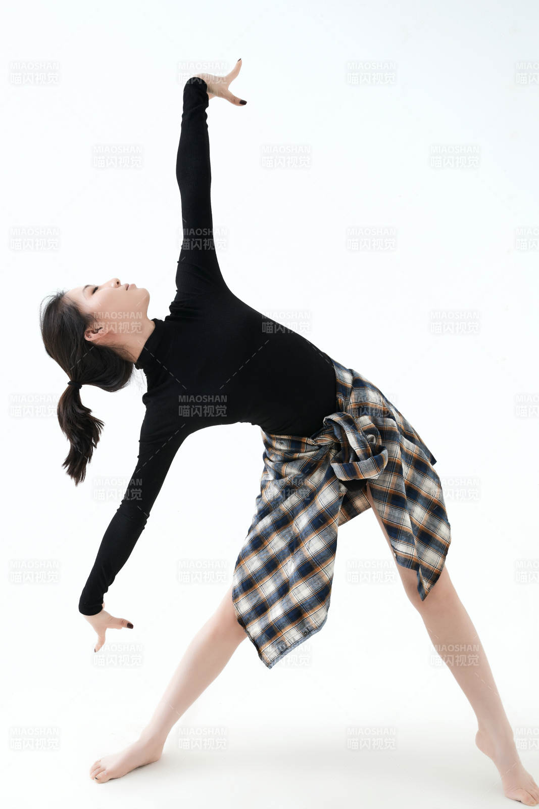 穿着黑色舞蹈服翩翩起舞的亚洲少女图片